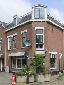 908644 Gezicht op het winkelhoekpand Bilderdijkstraat1 te Utrecht, met rechts de P.A. de Genestetlaan.N.B. bouwjaar: ...
